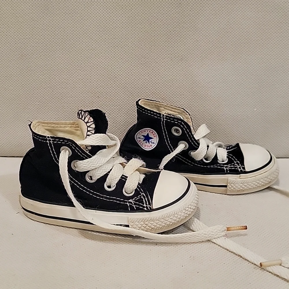 TODDLER CONVERSE HIGH TOP SNEAKERS (sz 4)
